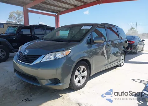 2014 Toyota Sienna Le V6 8 Passenger z USA, uszkodzony, nr VIN 5TDKK3DC9ES423561